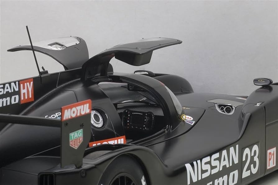 オートアート1/18　NISSAN GT-R LM NISMO Amazon.com: Nissan GT-R LM Nismo 2015 Test Car #23 1/18 by